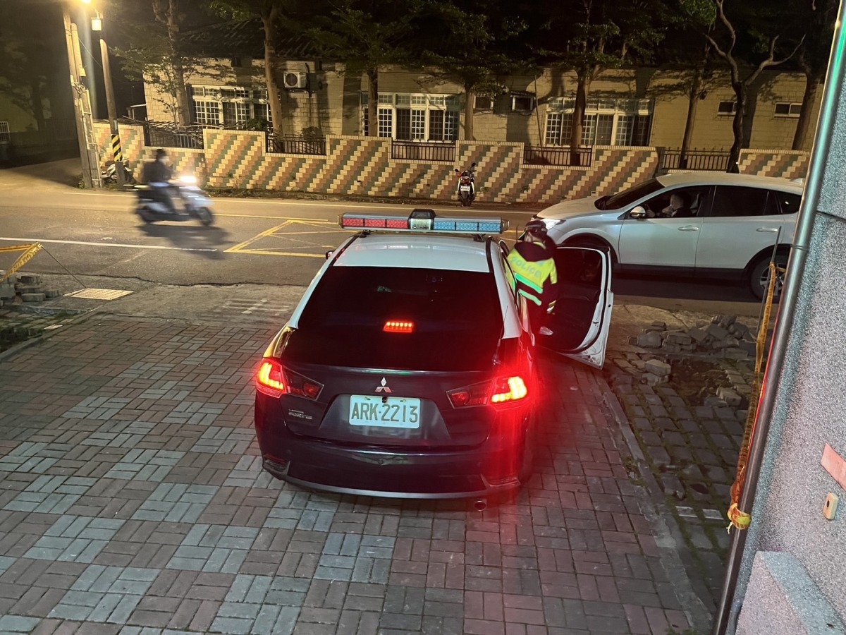 兒癲癇發作父親心急救助 八德警火速開道5分鐘送醫 S 13393982