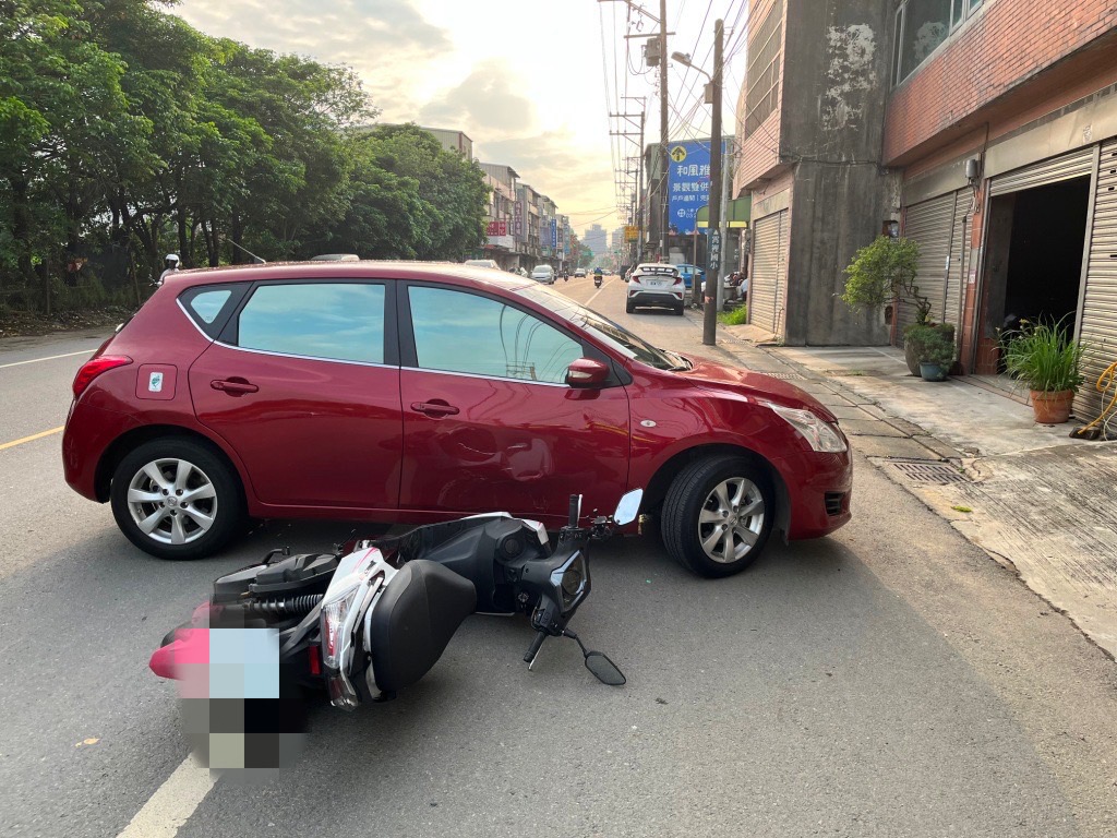 【有片】女騎士攔腰撞迴轉汽車 網怒:快提告 S 13795380