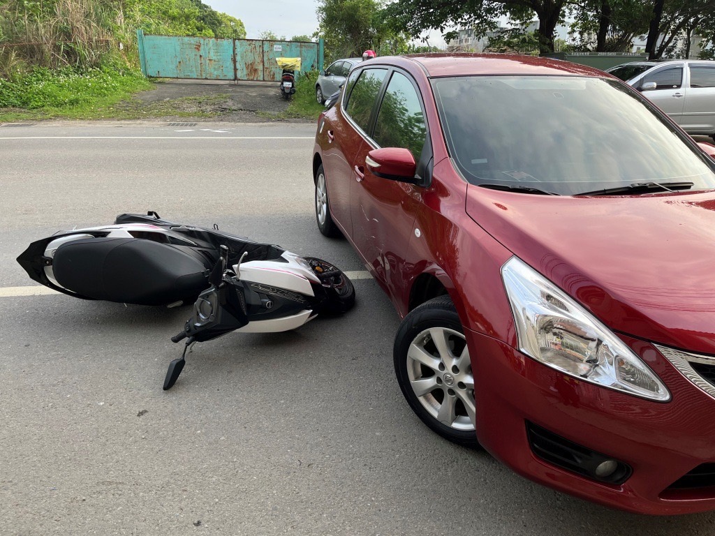 【有片】女騎士攔腰撞迴轉汽車 網怒:快提告 S 13795382