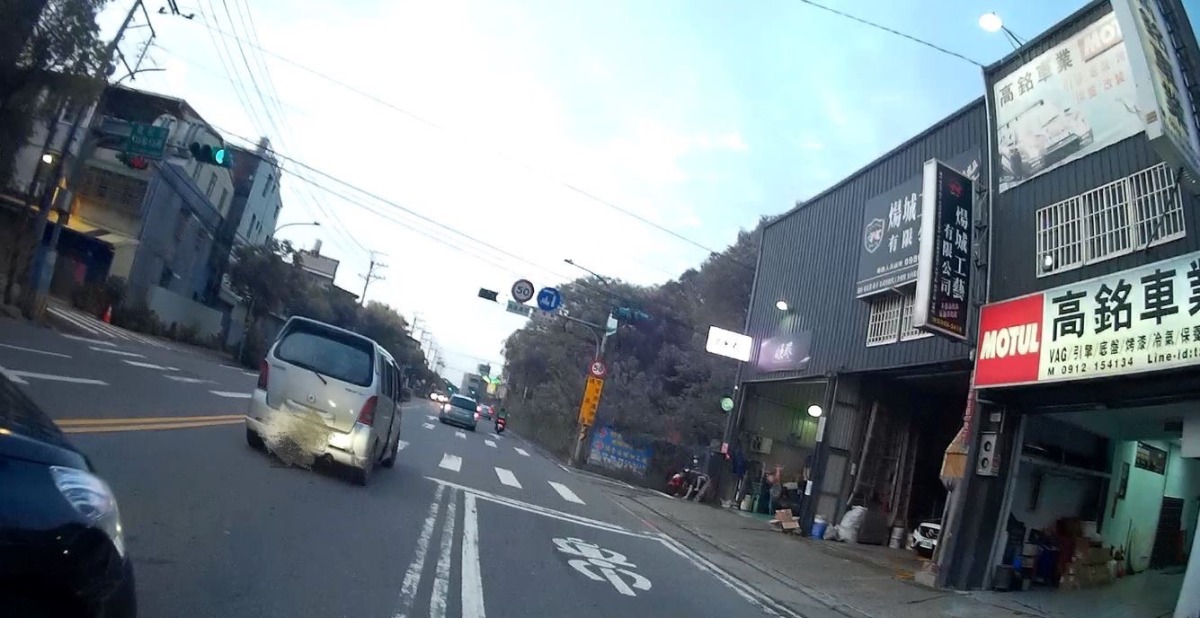 男子車故障無助停路中 八德暖警助順利排除 S 13869079