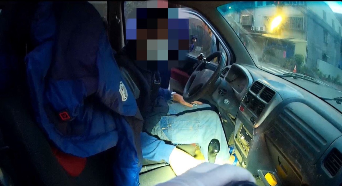 男子車故障無助停路中 八德暖警助順利排除 S 13869081