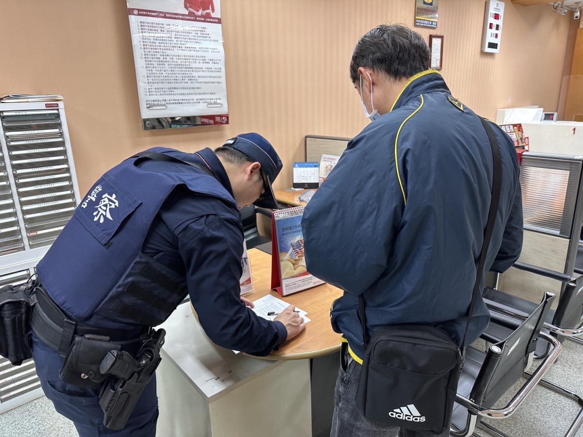 誤信投資股票穩賺不賠 男子險遭詐百萬警及時勸阻 S 13918220