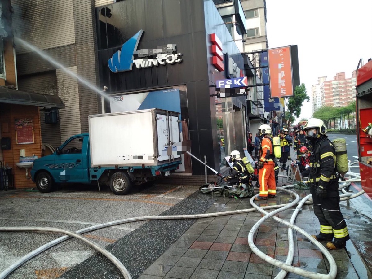 【有片】八德中華路清晨火警 麻辣火鍋店付之一炬 S 1638424