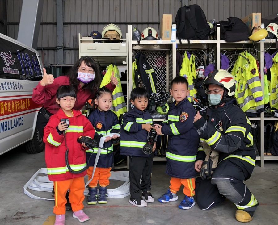 幼兒園參觀大竹消防 學童化身小小消防員 S 174227594 scaled e1681277458689
