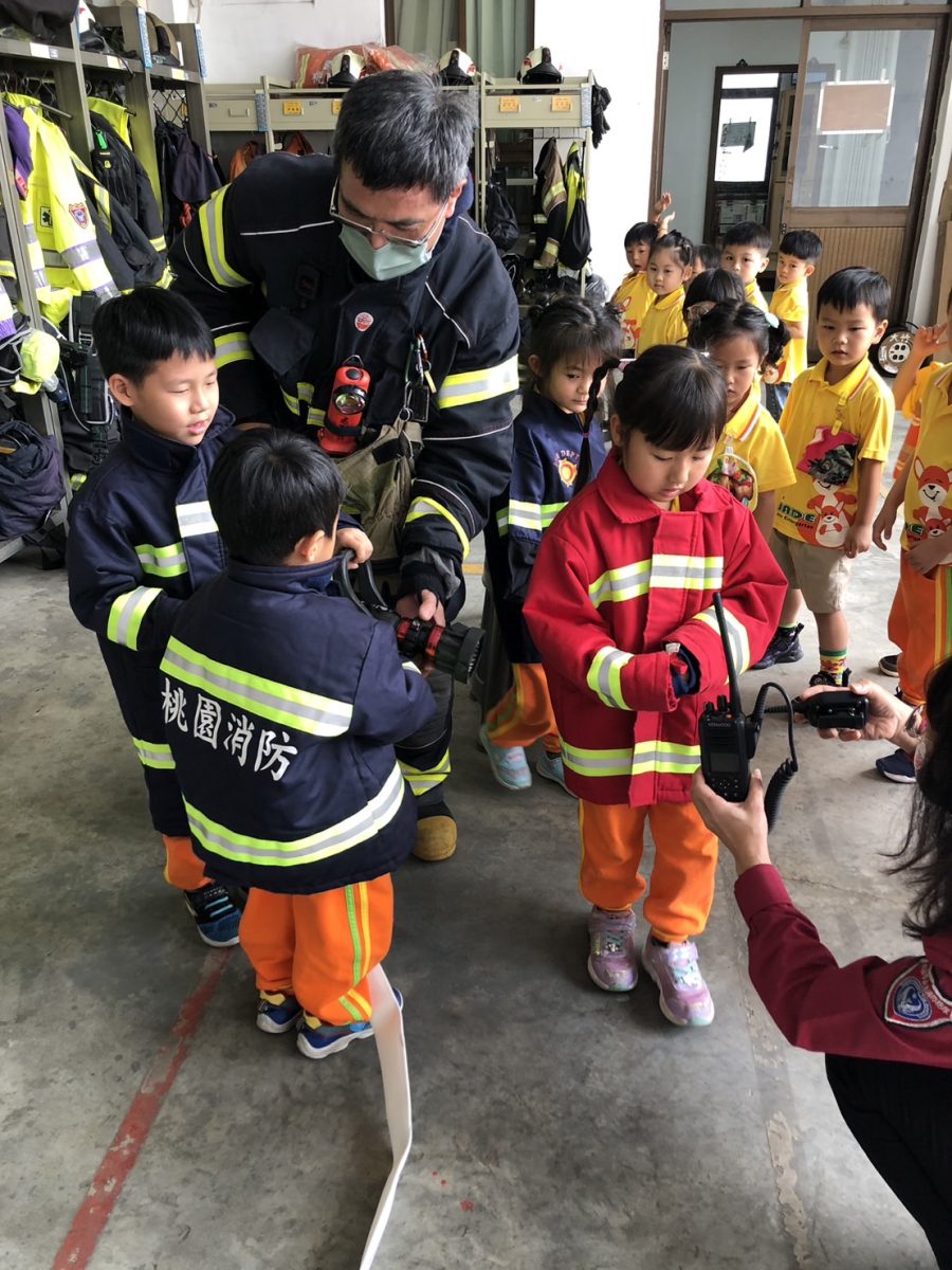 幼兒園參觀大竹消防 學童化身小小消防員 S 174227597 scaled