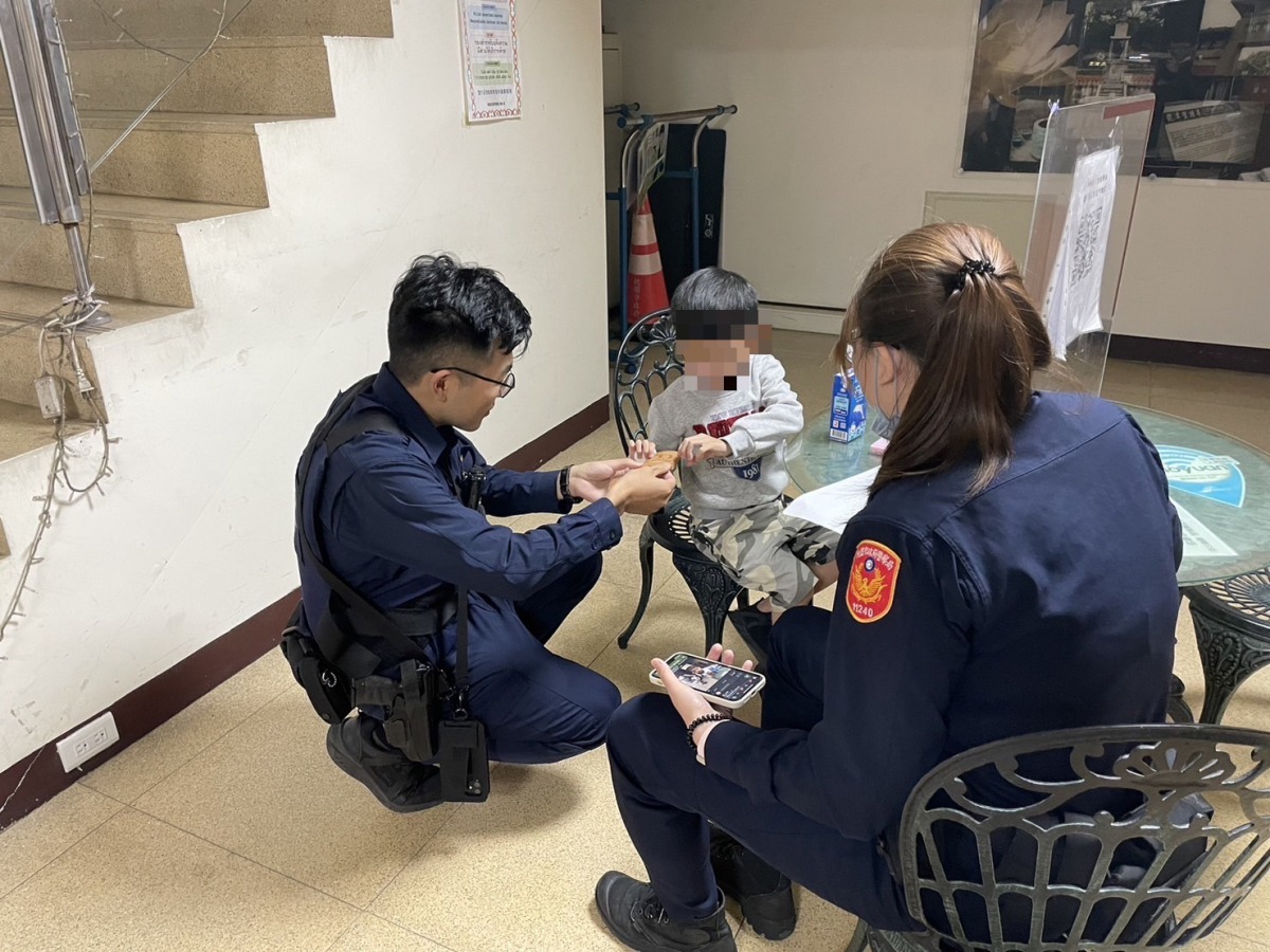 4歲男童夜市裡走失 龍潭暖警助重回家人懷抱 S 20267024