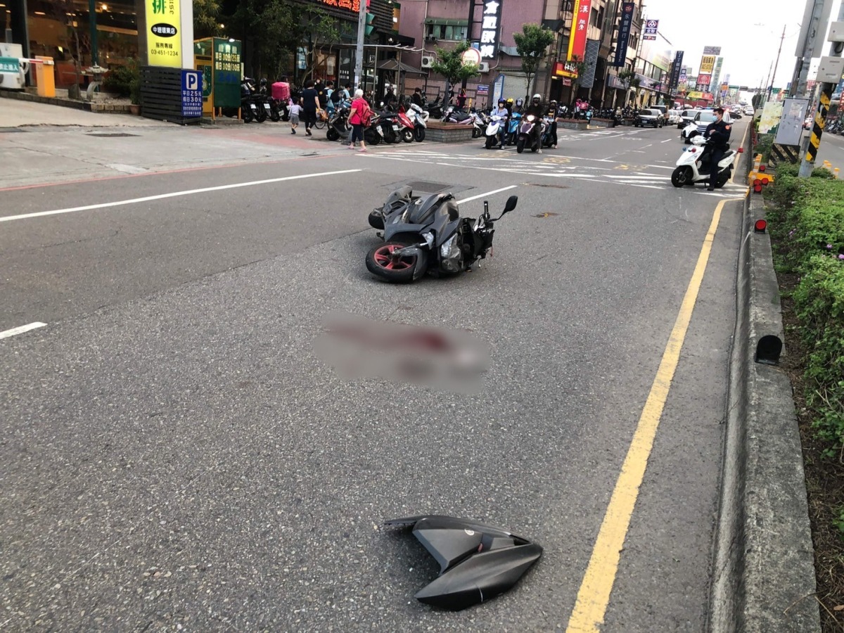 【有片】驚險畫面曝!阿公馬路奔跑竄出 騎士閃避不及撞上 S 20619344 副本