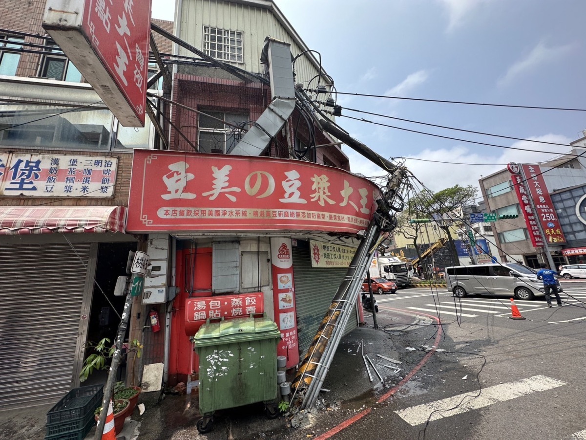 怪手扯斷電線桿!爆炸聲嚇壞人 交通號誌大亂 S 2547871