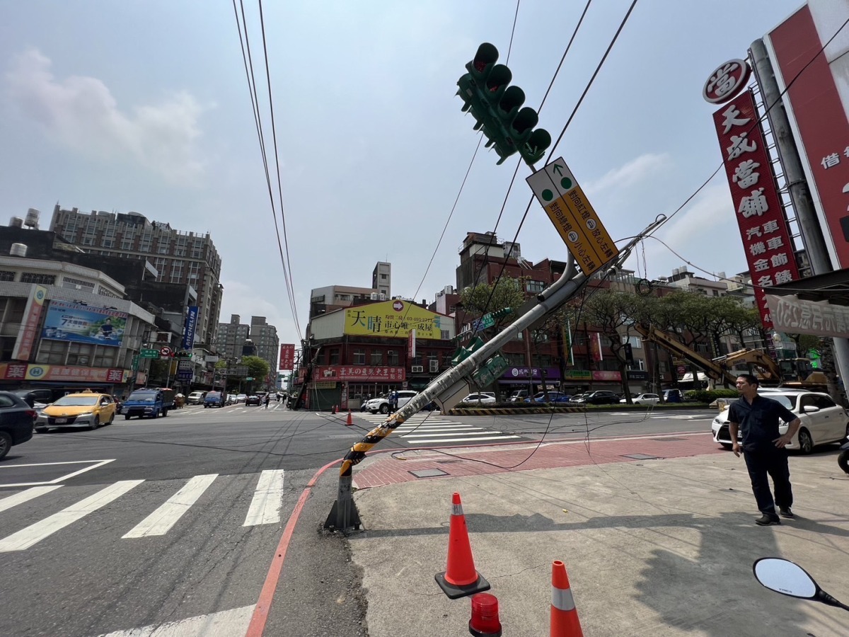 怪手扯斷電線桿!爆炸聲嚇壞人 交通號誌大亂 S 2547875