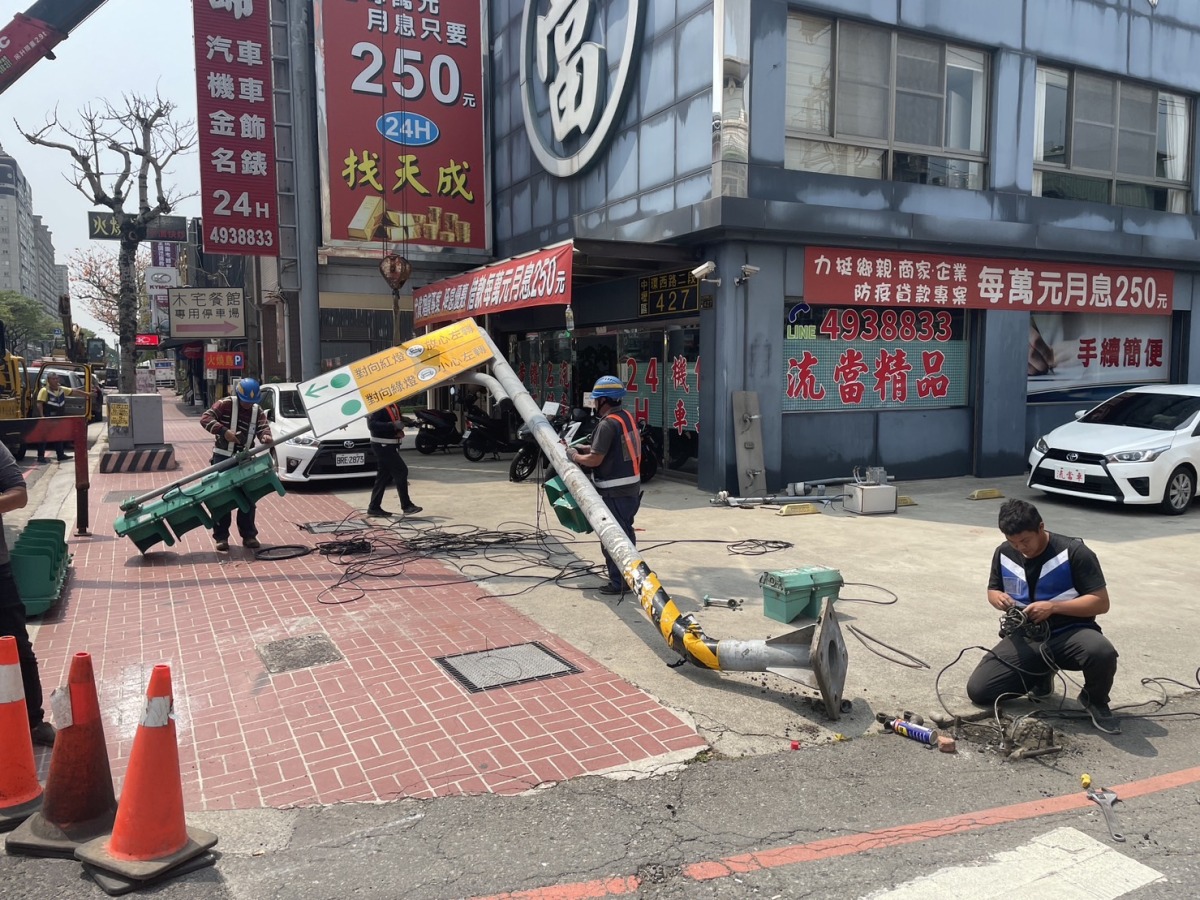 怪手扯斷電線桿!爆炸聲嚇壞人 交通號誌大亂 S 2547876