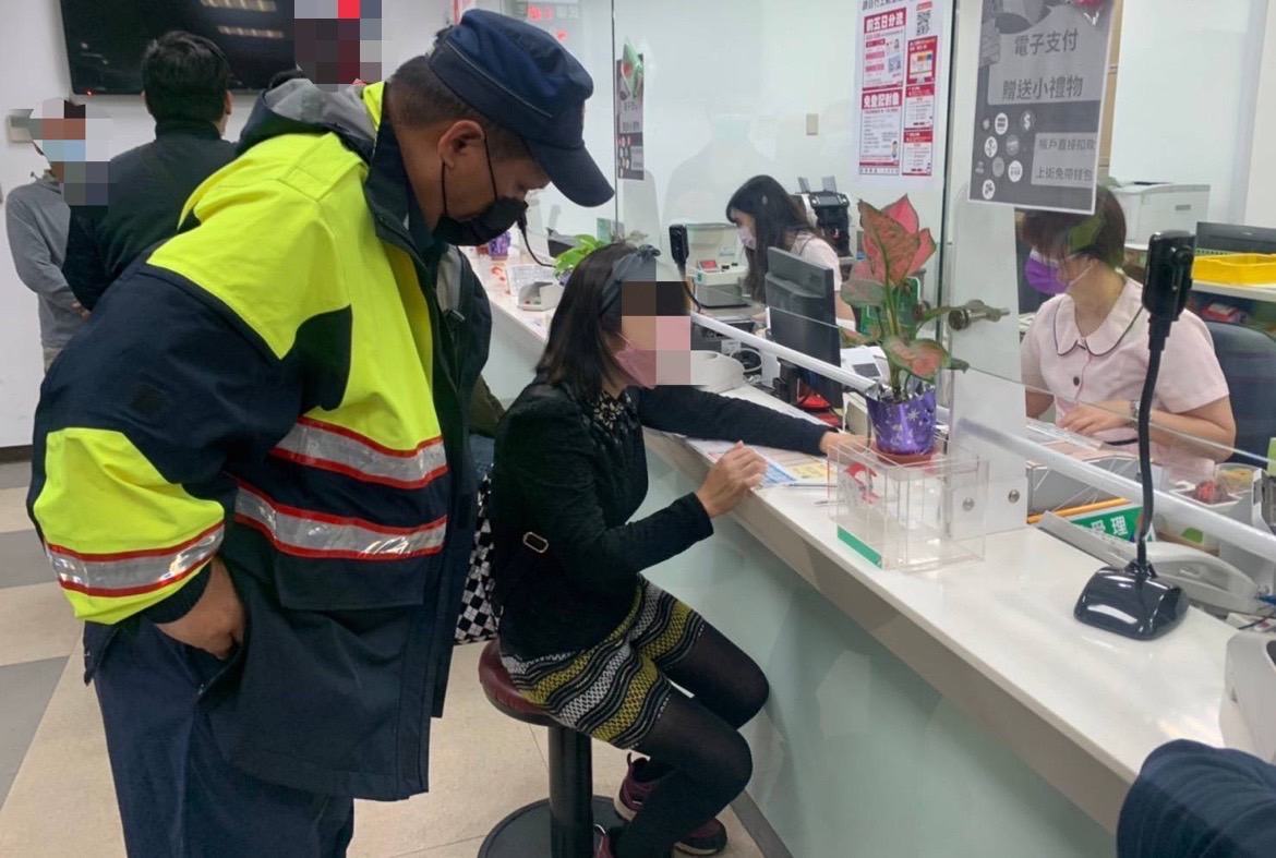 女急匯80萬給真愛 大園警一看配偶欄狂搖頭阻止 S 37355530