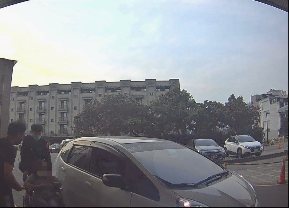 孕婦挺3月肚出血 觀音警開道15分鐘送醫 S 39763977