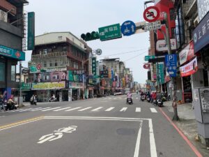 【有片】等阿嬤闖紅燈過馬路害2機車追撞 網酸：帝王條款