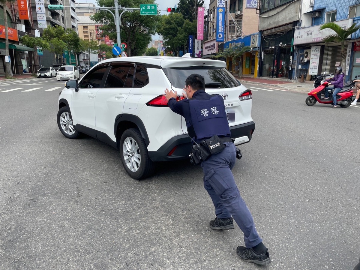 新車開不到20公里竟熄火 龜山巡警伸援化解危機 S 54632772