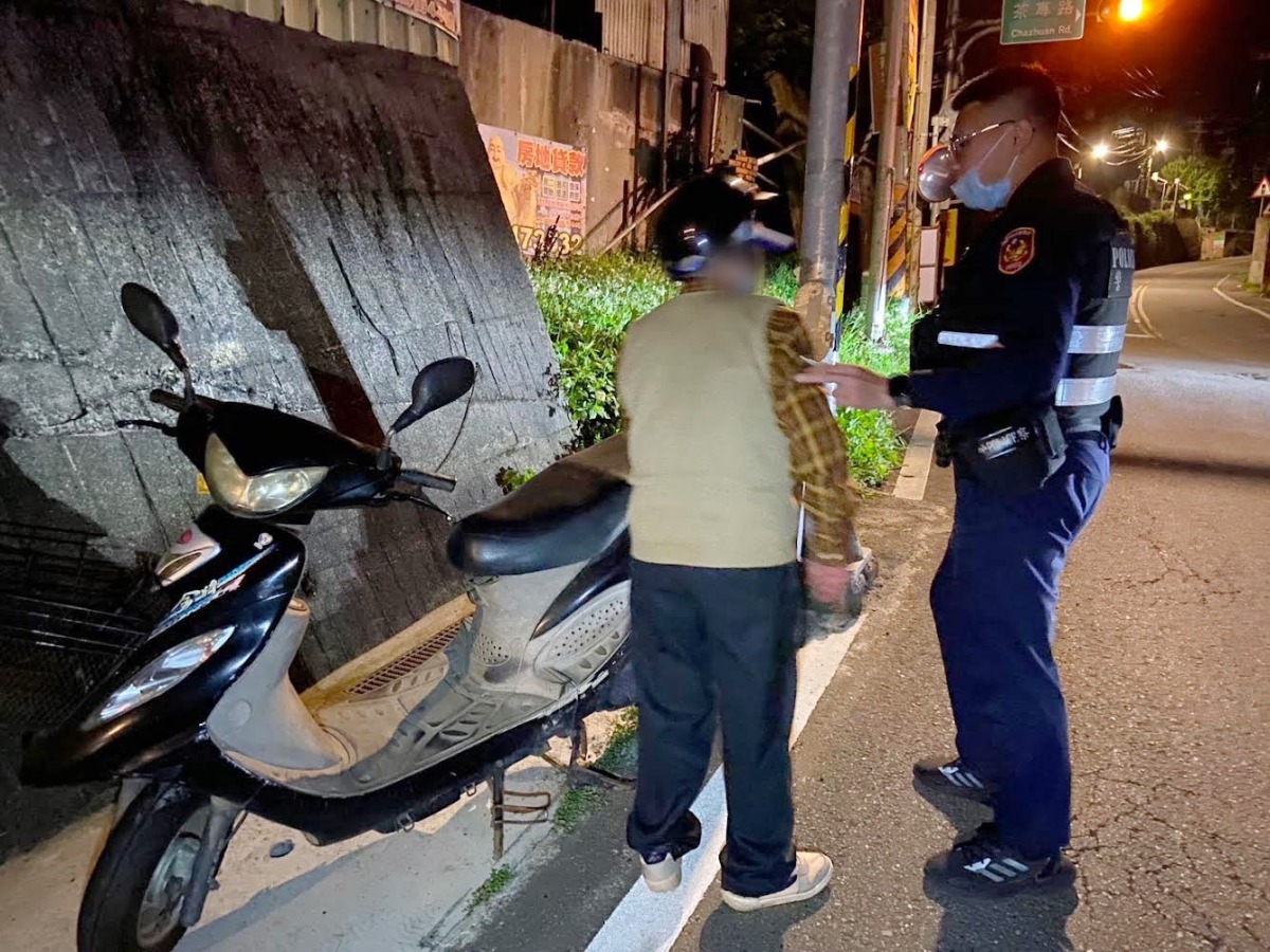 8旬翁迷途50公里機車壓身 龜山警及時伸援 S 55566405