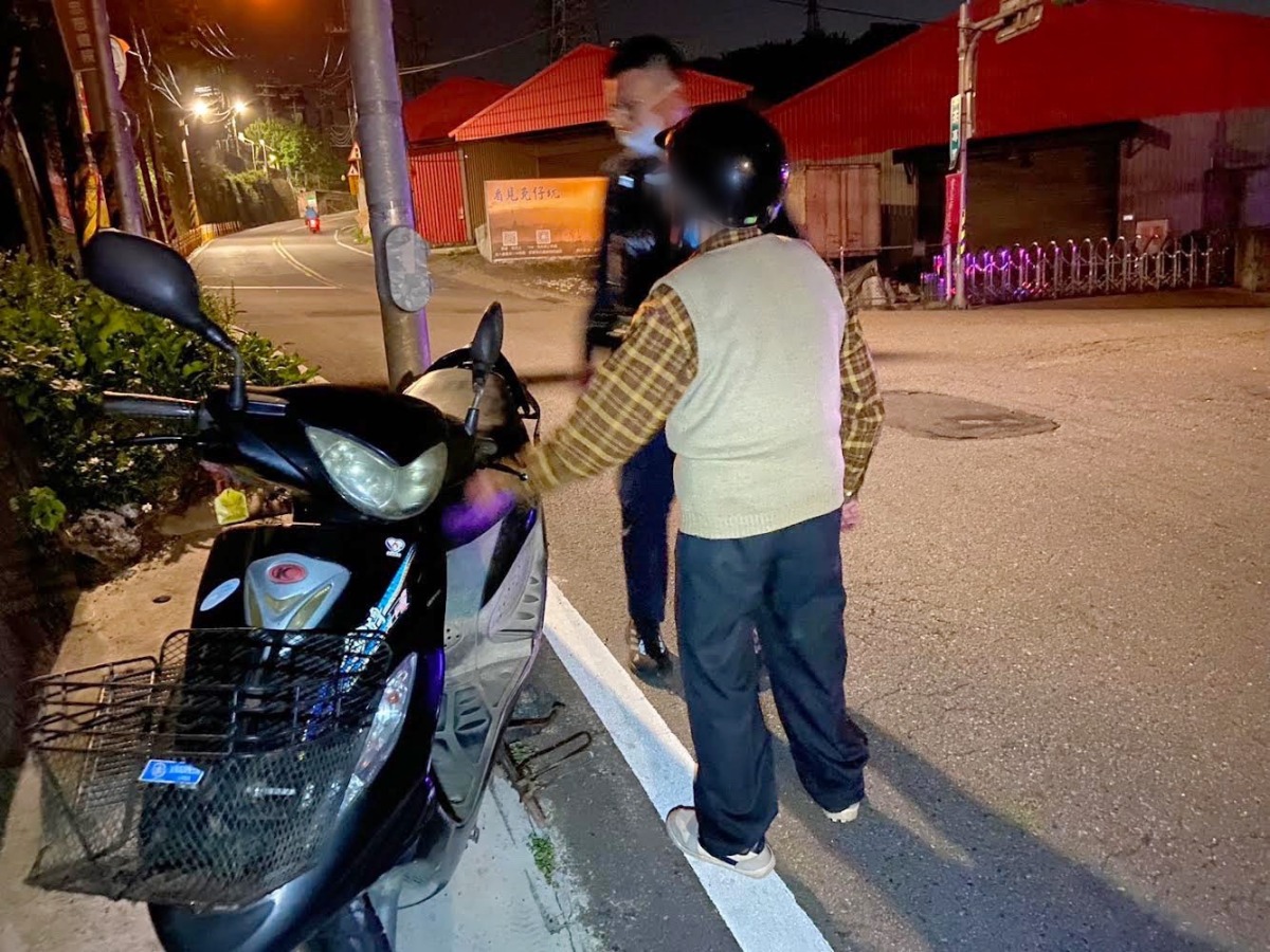 8旬翁迷途50公里機車壓身 龜山警及時伸援 S 55566407