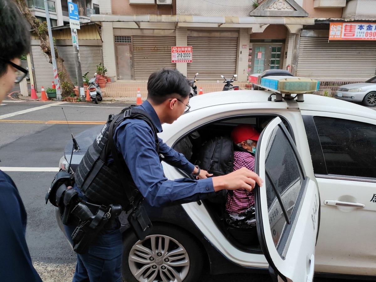 7旬婦搭小黃忘記回家的路 龜山暖警助平安返回 S 56590434