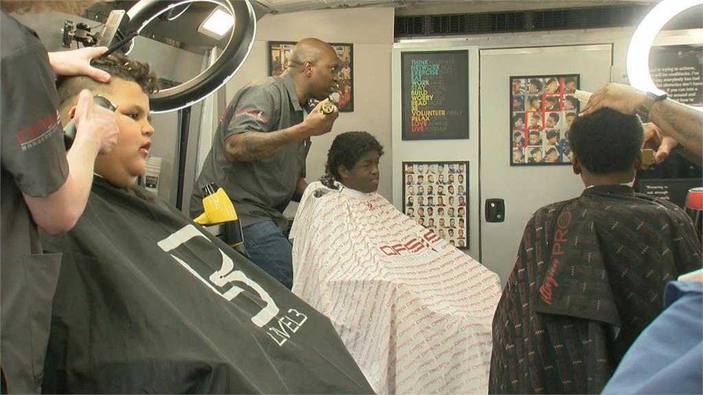 酷炫巴士趴趴走 美國心理學家、美髮師共組義剪團