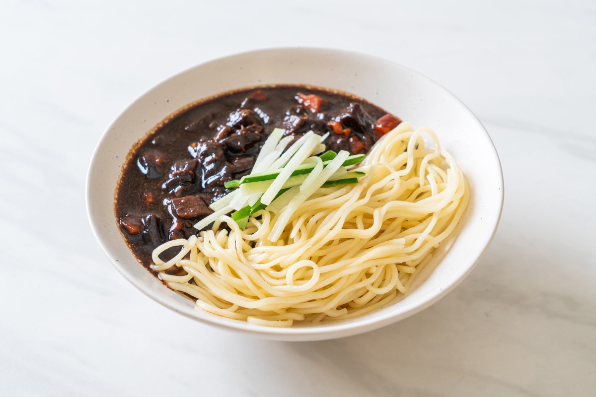單身萬歲!慶祝4/14黑色情人節 吃韓式炸醬麵 jajangmyeon jjajangmyeon is korean noodle with black sauce korean food style
