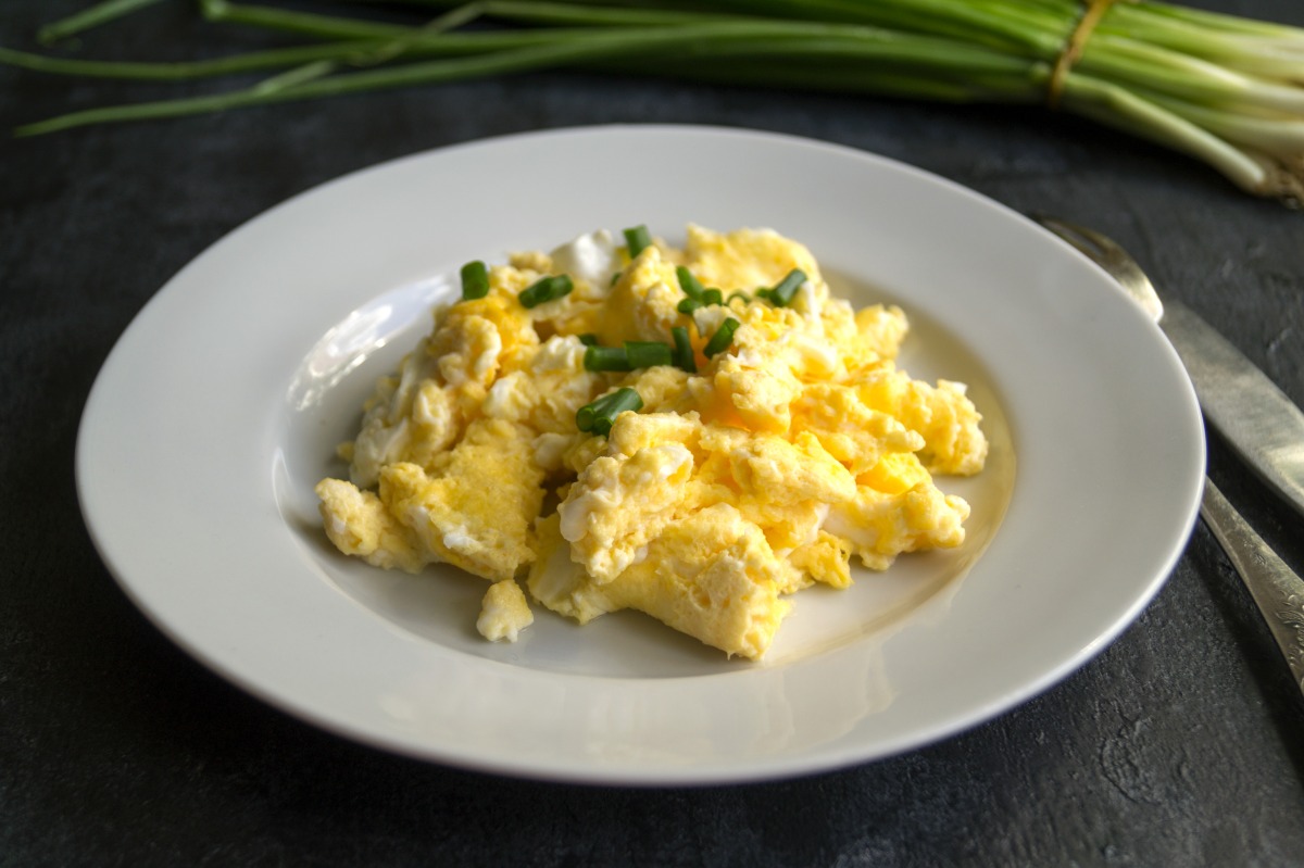 簡單上手經典家常菜 香嫩可口「清水炒雞蛋」 scrambled eggs white plate view from top
