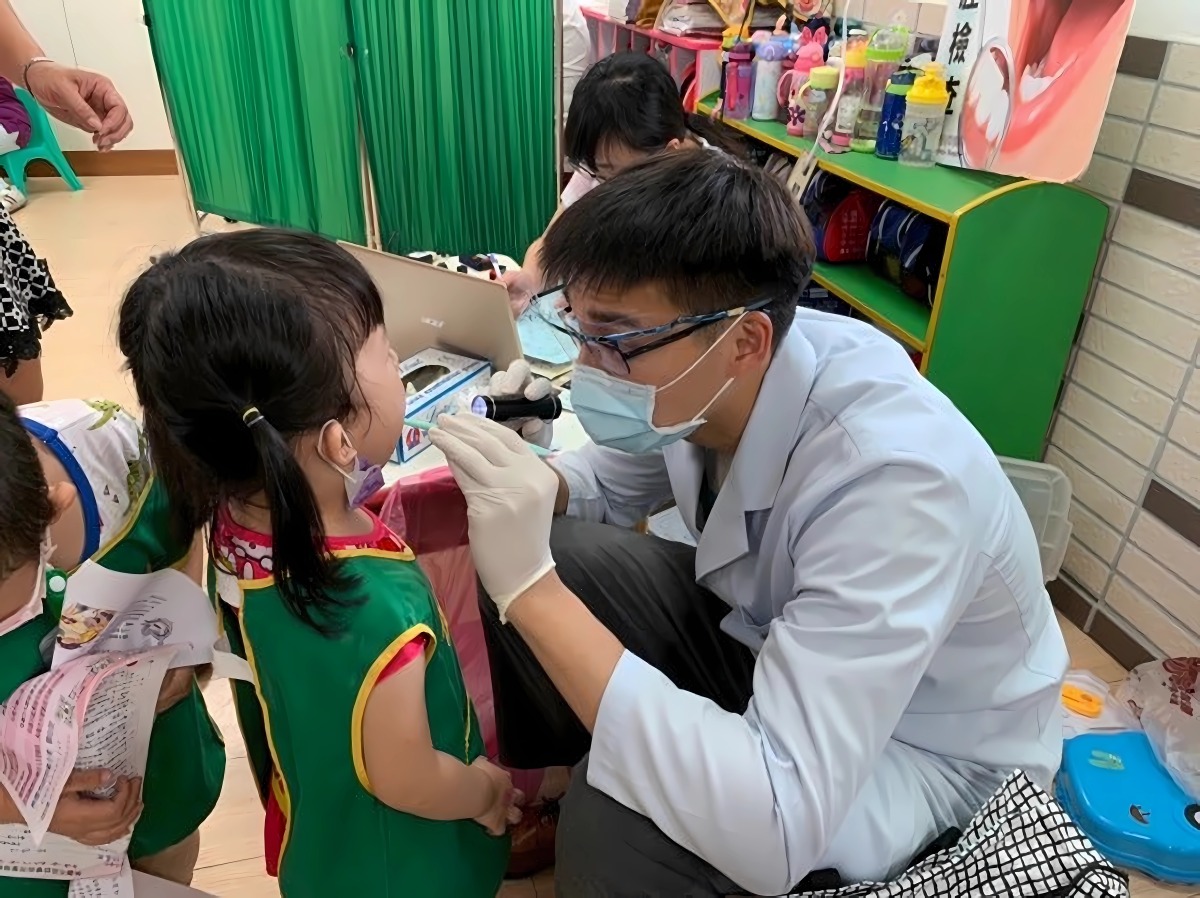 桃市辦理學齡前兒童定期塗氟 降低蛀牙率從齒健康 口腔圖片2