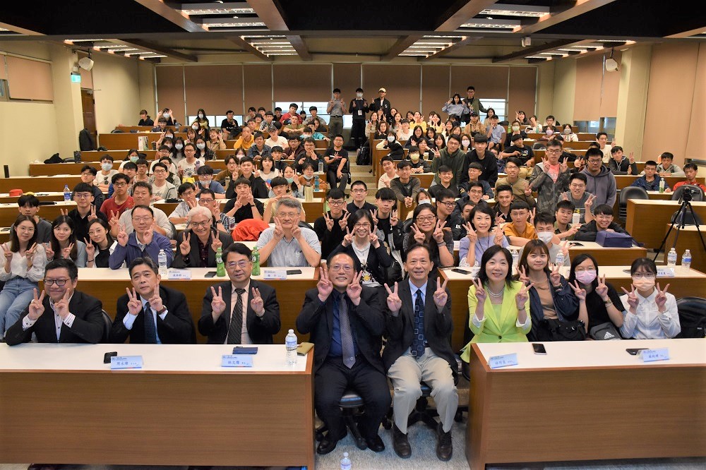 圖1、中原工業系在產官學界有眾多優秀系友，圖為校友日師生與系友大合影
