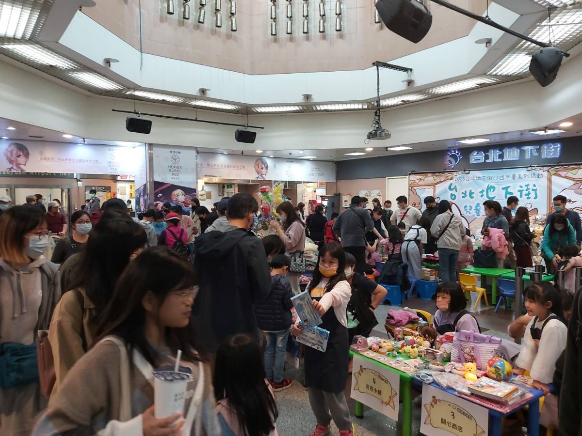 圖說：台北地下街1日在四號廣場舉辦萌萌小老闆兒童二手市集，由5 12歲的孩童擔任一日攤 scaled