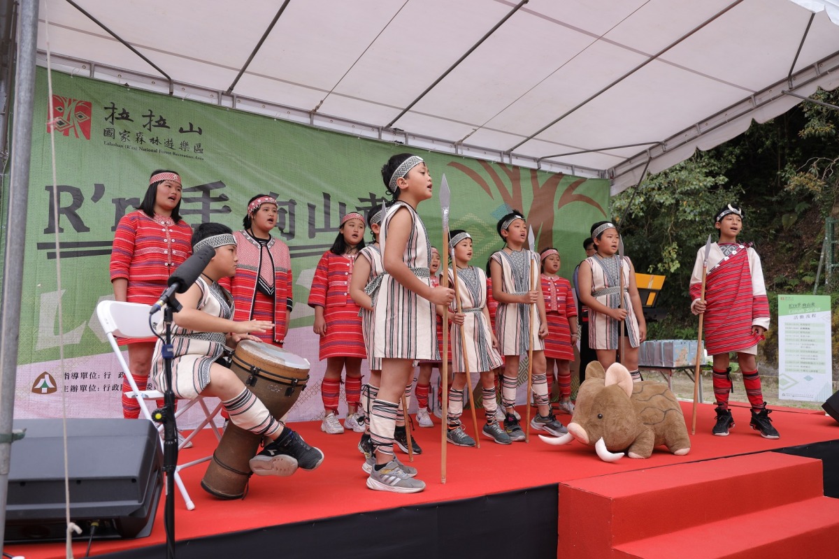 拉拉山國家森林遊樂區開園活動，由光華國小帶來泰雅豐收慶組曲合唱揭開序幕。（圖：新竹林區管理處提供） 71315