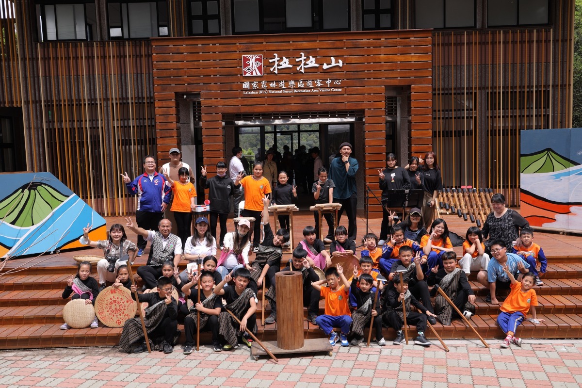拉拉山國家森林遊樂區開園活動，開場由巴崚國小帶來泰雅母語歌舞劇，現場氣氛熱鬧。（圖：新竹林區管理處提供） 71315