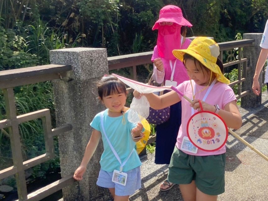 桃園水務局號召逾50人 探索永福溪生態資源 昆蟲捕抓認識解說後放生
