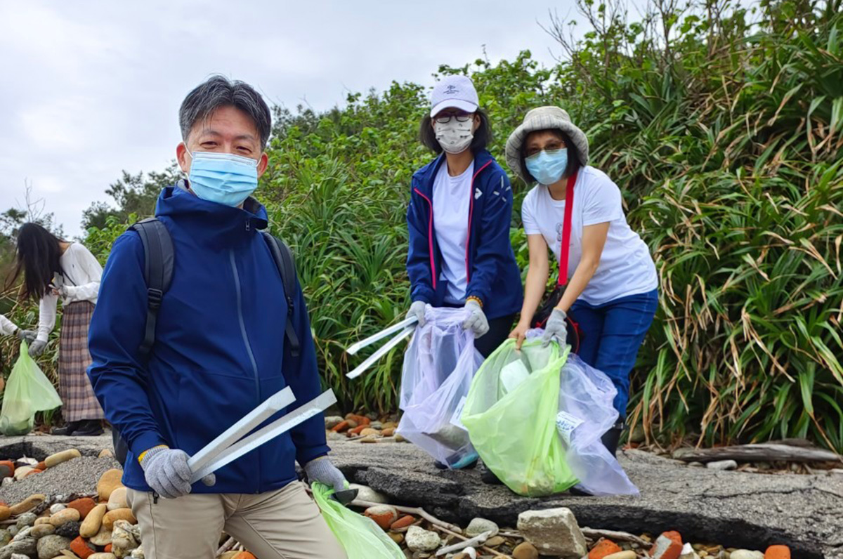 中央大學提前響應世界地球日 近80位師生赴永安漁港淨灘 照片三