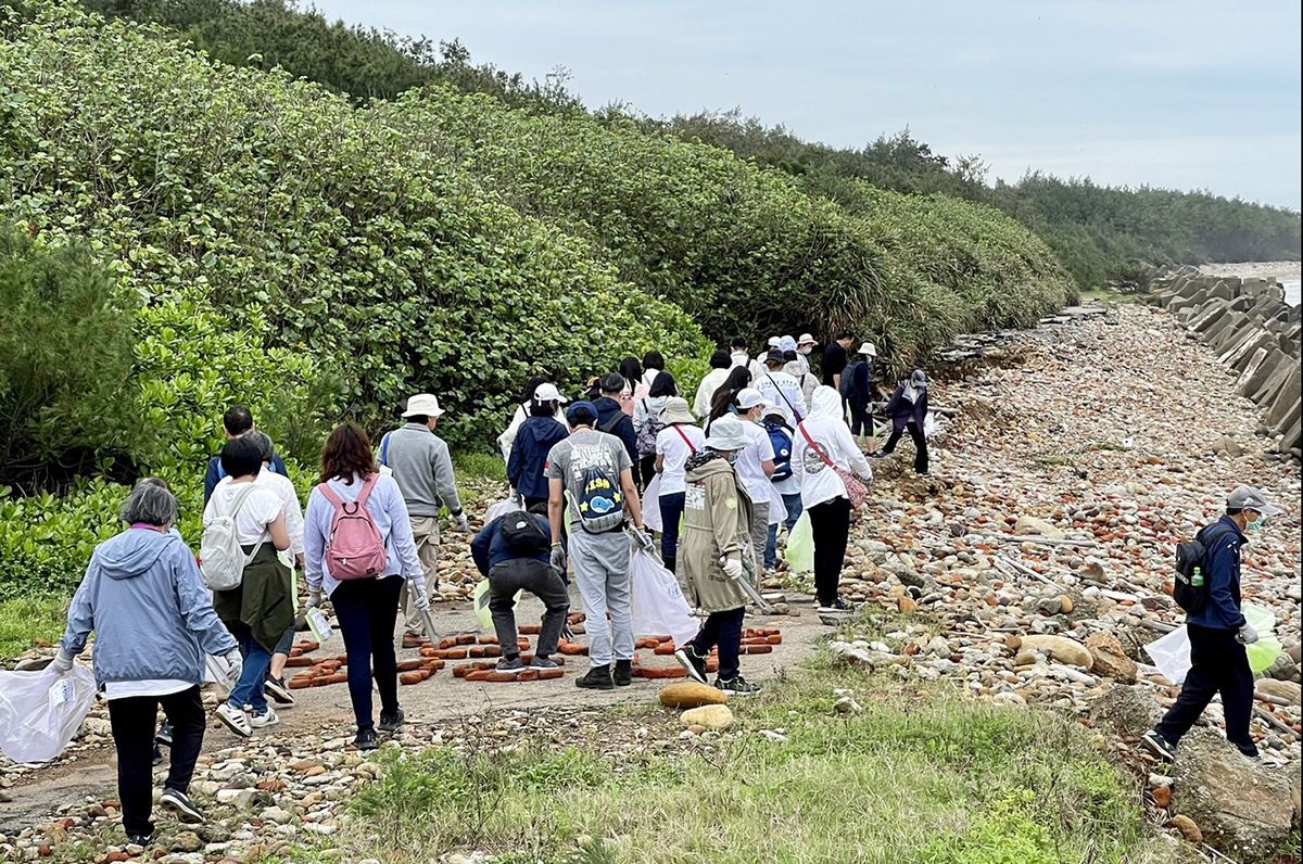 中央大學提前響應世界地球日 近80位師生赴永安漁港淨灘 照片二