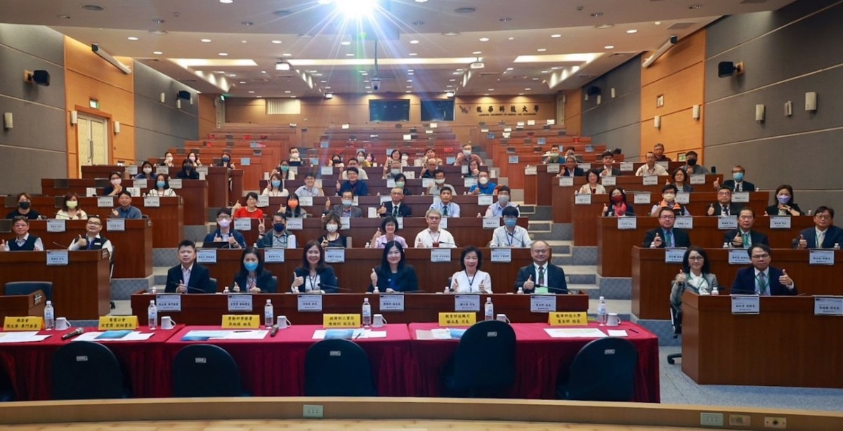 龍華科大攜手產官學 改善資通訊業缺工問題 產官學代表齊集龍華科大 強化資通訊產業人才培育交流 1