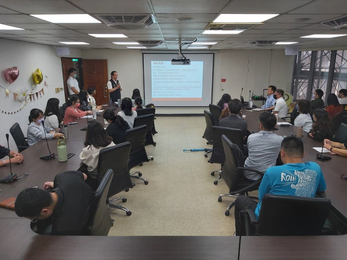 社會局局長陳寶民介紹桃園地方檢察署檢察官雷金書