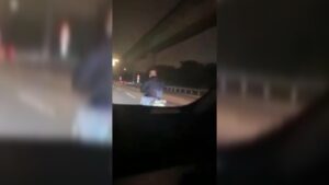 【有片】阿伯出事了！8旬老翁騎電動自行車誤闖國1 場面嚇人