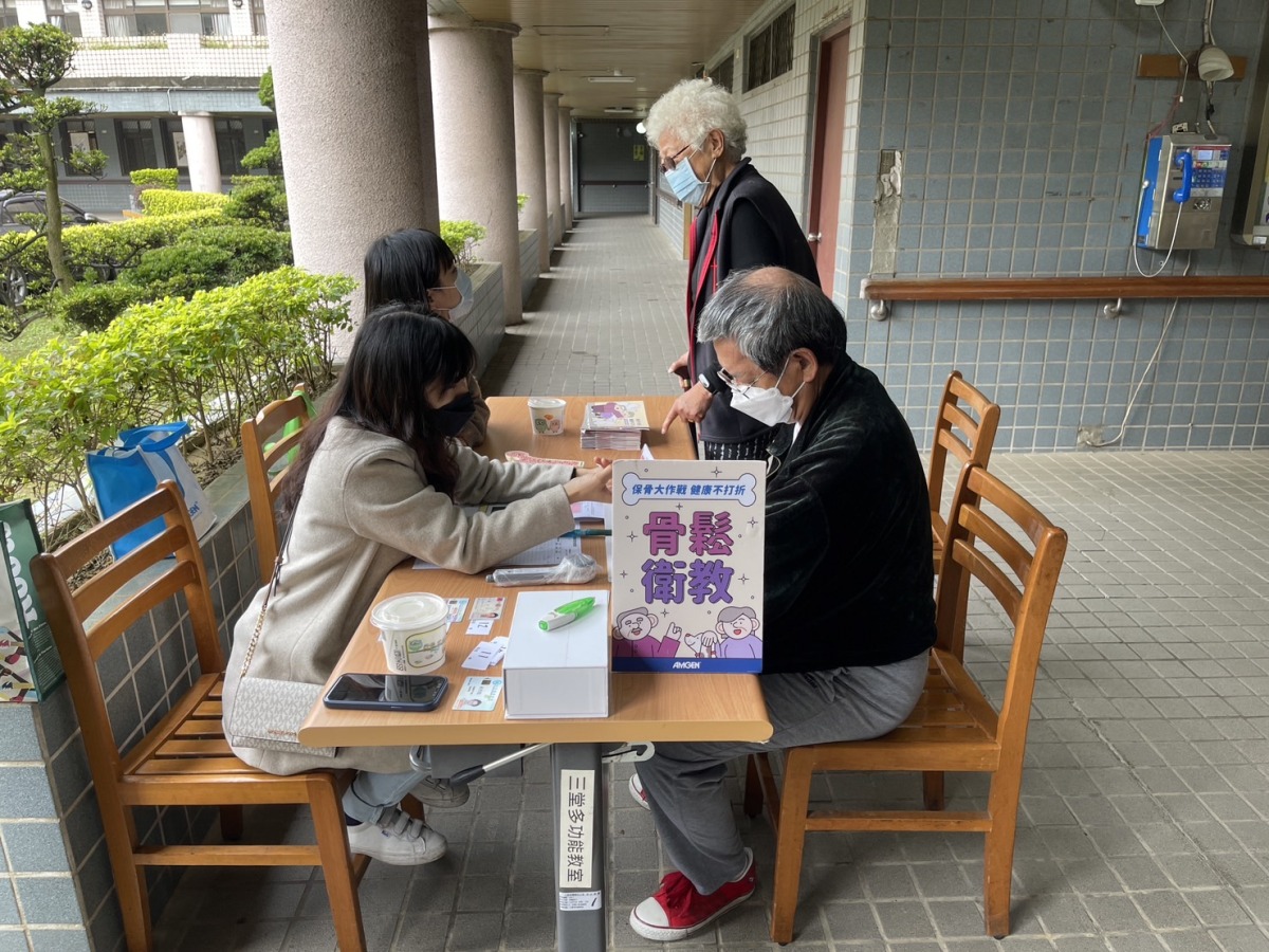 八德榮家骨密度巡迴檢查 減少骨折風險共迎安養生活 護理師現場為住民解說檢查結果及提供衛教諮詢