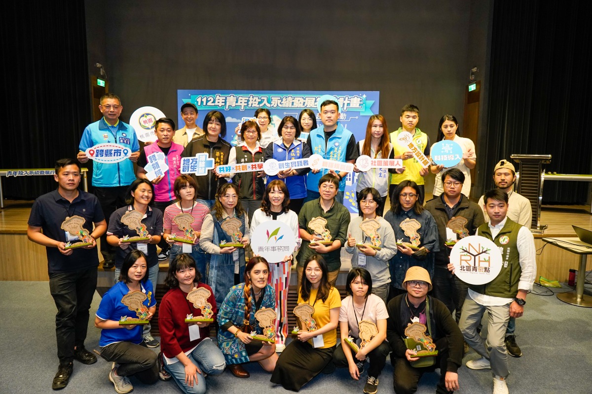 青年局局長侯佳齡與15組入選永續團隊