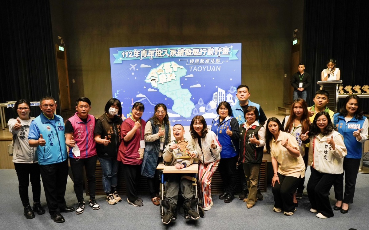 青年局局長侯佳齡與入選團隊慢飛天使布藝YOUNG合影