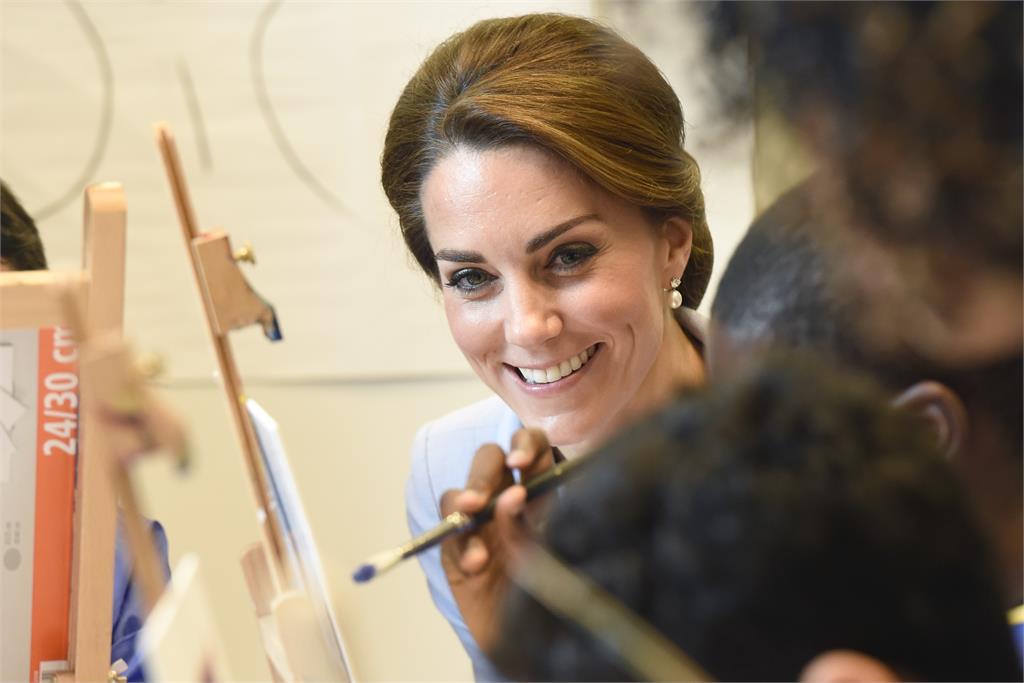 凱特王妃暖舉又+1!趕火車「超親民舉動」被讚爆