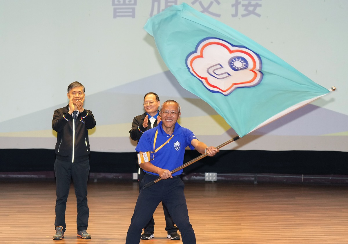 中原大學承辦「全大運」圓滿落幕 選手相約明年台灣體大再見 03 臺體大校長許光麃右自中原大學校長李英明左及體育署主秘呂宏進中手中接下會旗