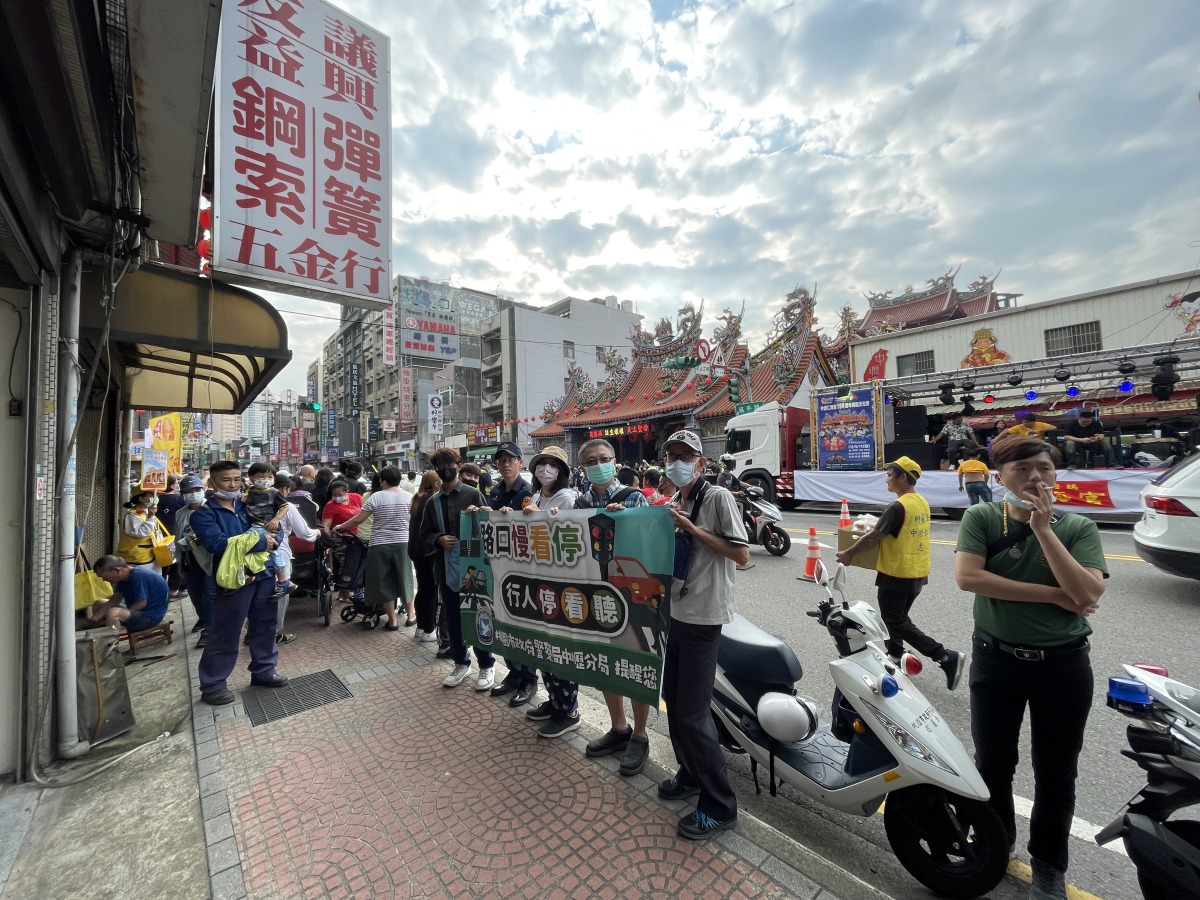 壢警前進中壢仁海宮媽祖文化季 宣導交通安全觀念 06020AC1 4C67 46A9 9B01 D6A14F477518