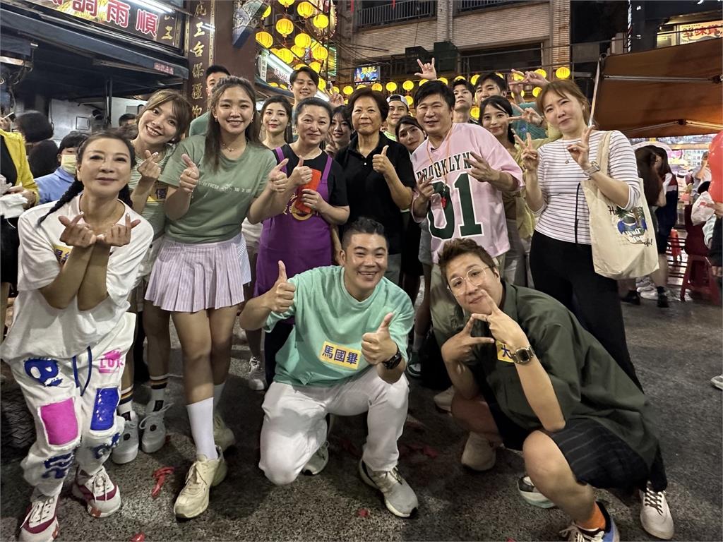 楊繡惠泳裝像「海女」與同學PK泳技!被禮讓一路護送