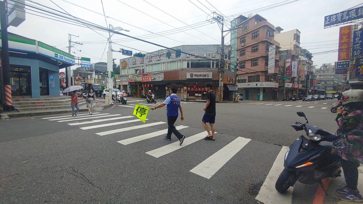 改善行人地獄 桃議員徐其萬提拿「這個」過馬路 118839