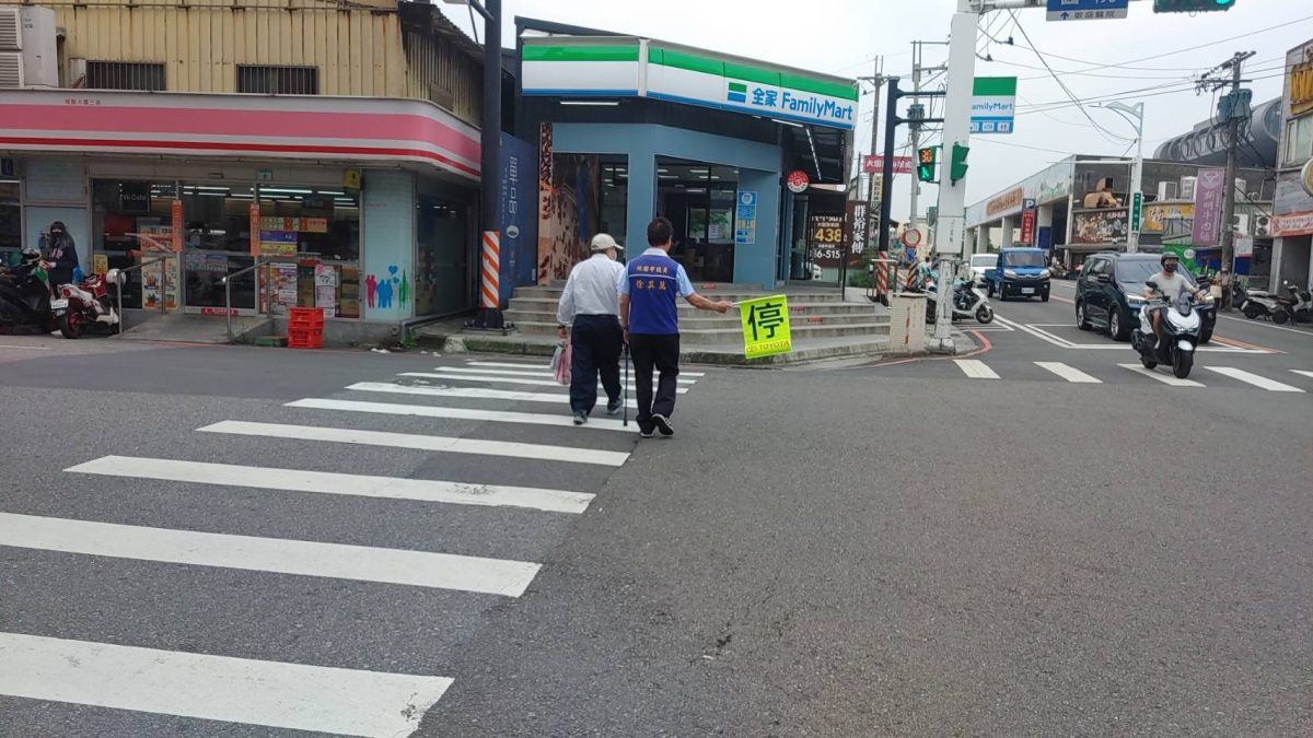 改善行人地獄 桃議員徐其萬提拿「這個」過馬路 118842 scaled
