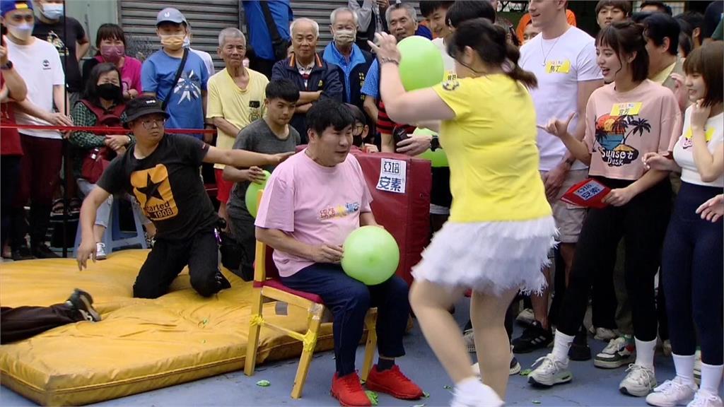 胡瓜魅力難擋婆媽爭搶著投懷送抱!阿翔被壓到「重點」表情痛苦倒