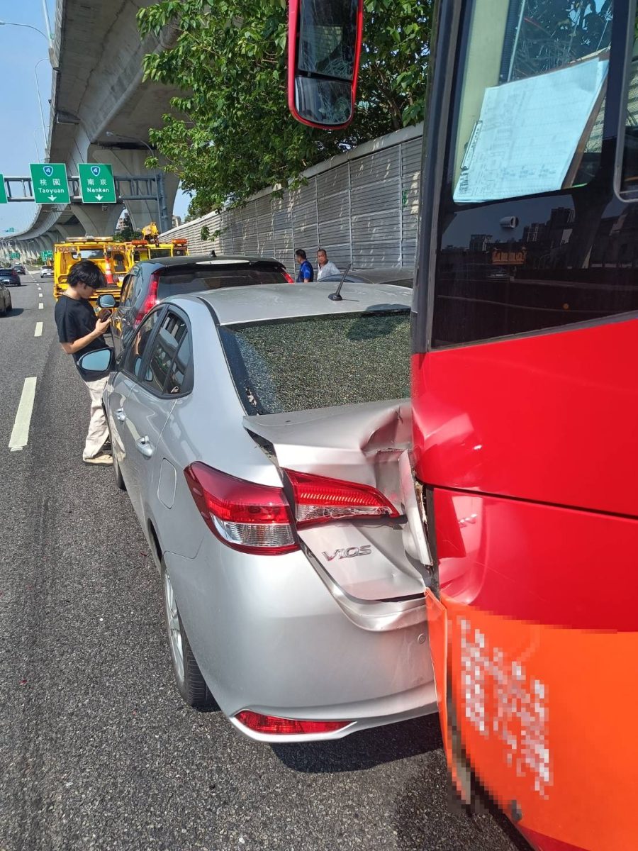 國1南崁交流道5車追撞 小客貨車翻覆1人送醫 1682991415027 scaled