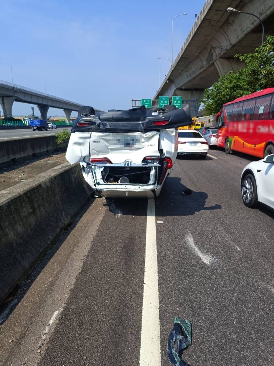 國1南崁交流道5車追撞 小客貨車翻覆1人送醫 1682991574407 scaled