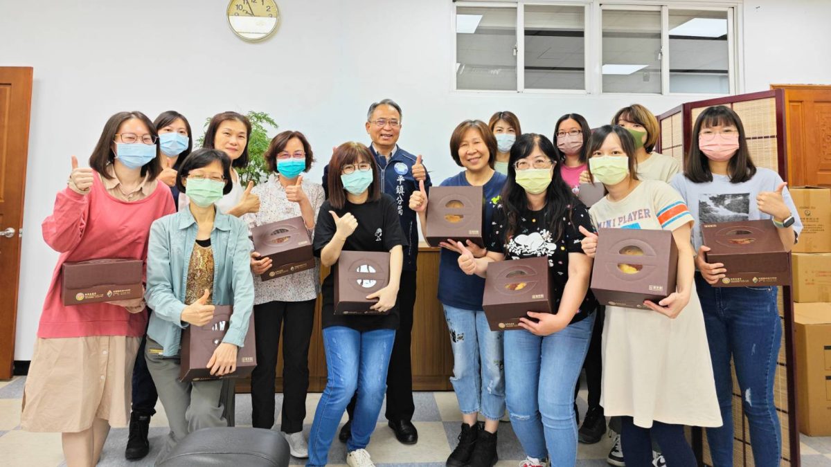 提前歡慶母親節 平鎮女警獲贈蛋糕禮盒 173455 scaled