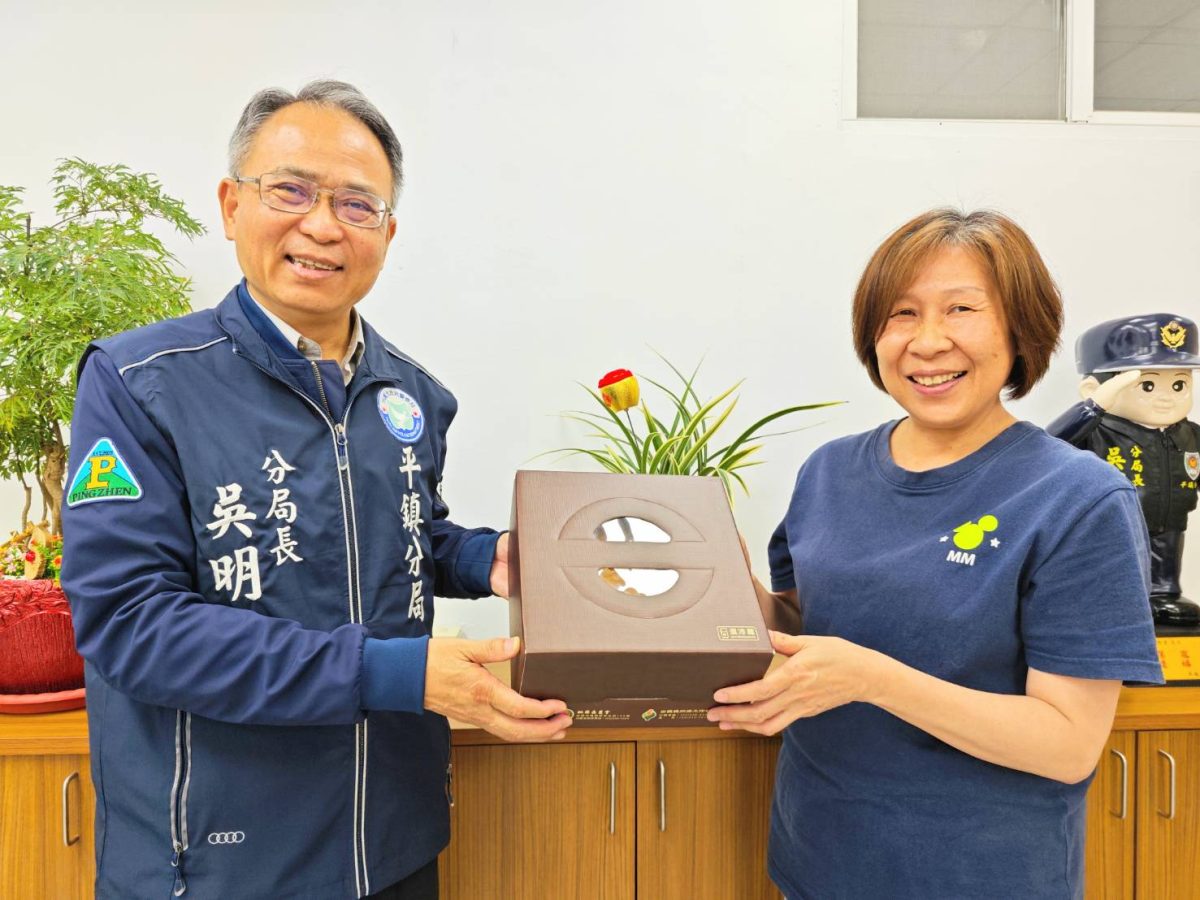 提前歡慶母親節 平鎮女警獲贈蛋糕禮盒 173699 scaled