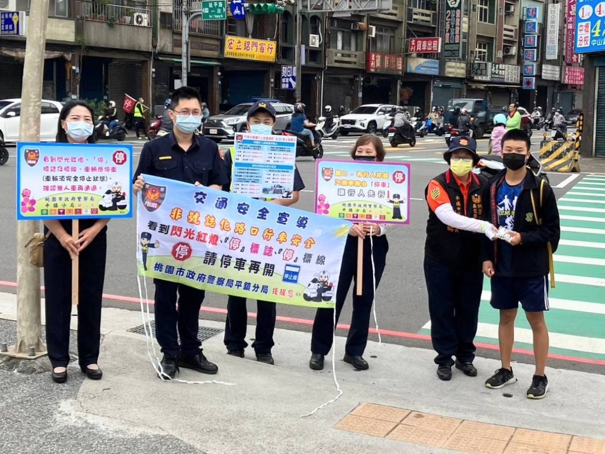 平警路口宣導停讓行人 避免車禍悲劇 174083 scaled